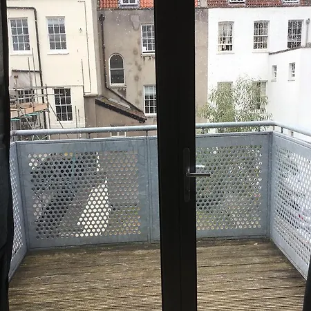 Pembroke Court Apartment *