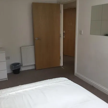 Pembroke Court Apartment *